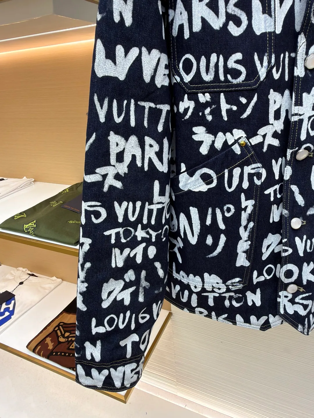 LOUIS VUITTON Tokyo-limited graffiti denim jacket ●Original version: 29999 purchase and development ●Item number: 1680939-C30 ●Fabric: denim fabric ●Technology: washed production ●Version: fitted version ●Weight: about 1180 grams ●Size: 46-48-50-52 ●Description: LV Scribble The print shows the encounter between traditional Japanese calligraphy and Western street art, using a "hand-drawn" style to express the brand logo, Paris and Tokyo. The casual design has an urban feel and can be paired with the matching jacket to complete the show. The overall wiring is straight and delicate, the fabric is comfortable and soft, and the color is consistent without color difference. It can be matched with the same style to create a fashionable look and control various occasions. Customized accessories, complete with three standards, same style for men and women!